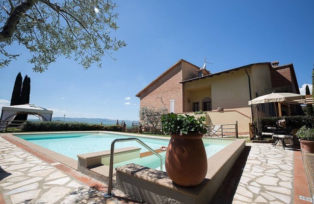 Villa Salonia: una característica y acogedora villa rodeada de prados y verdes colinas.
