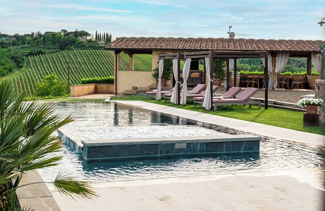 VILLA SARAH VILLA DE LUJO EN SAN GIMIGNANO, 5 habitaciones en suite, piscina con spa