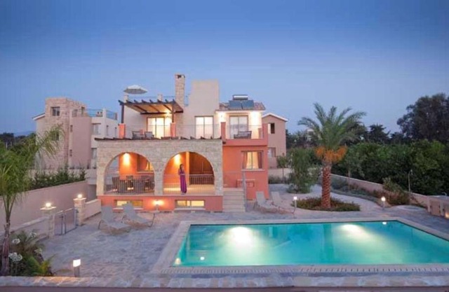 Villa Saraliana Sandy Beach Villas - Heated Pool - Jacuzzi - Private Beach Area