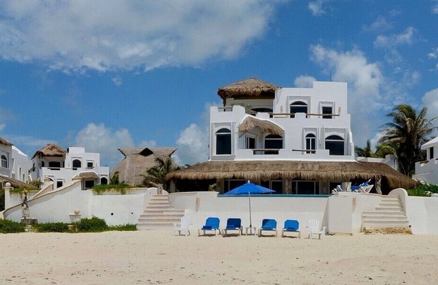 Villa privada frente a la playa con piscina infinita y personal completo.
