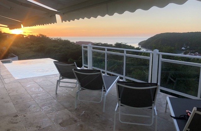 Villa con vistas al mar y piscina