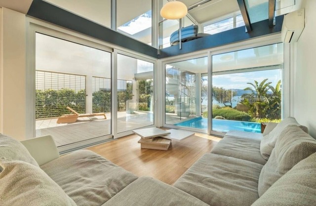 Villa 'Seafront Sunset Alcudia' con vistas al mar, Wi-Fi y aire acondicionado