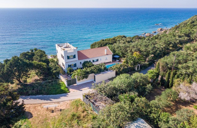 Villa 'Seahorse Bay Beach Halikounas' con piscina privada, terraza privada y aire acondicionado