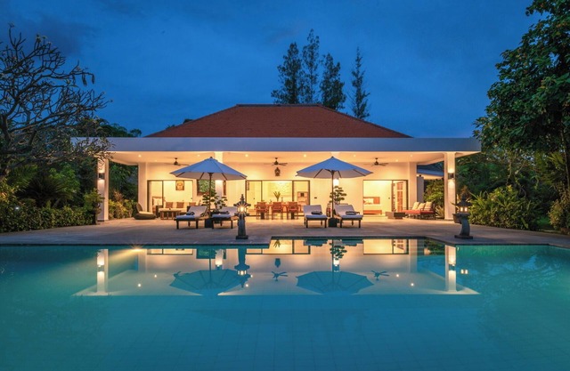 Villa Segara Murti - ¡Clásico en estilo con personal de villa privada!