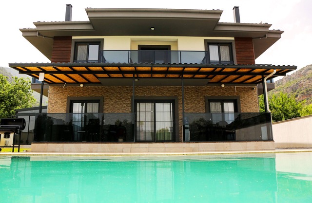 VILLA SEMI -privater Außenpool & Innenpool - Whirlpool
