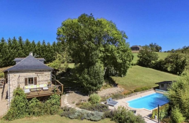 Villa Serena, a magnificent holiday home for 8 people with private heated swimming pool, located near the medieval castle of Najac in south-west France.