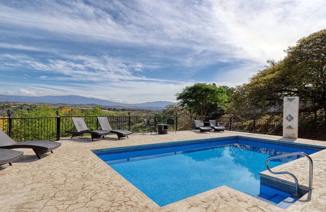 MAGNÍFICA casa aislada con piscina cálida, paseo por el río y una increíble vista del valle de 180 °