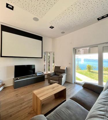 Villa Serenity - A Rustic-Modern Lakeside Escape