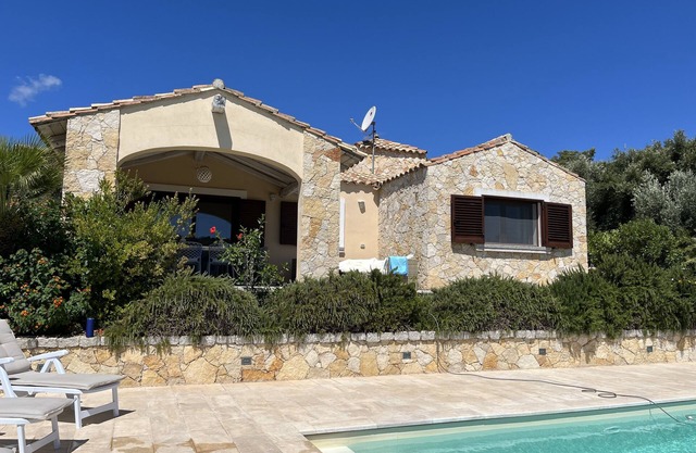 Magnífica villa de reciente construcción con piscina privada, cerca del mar.