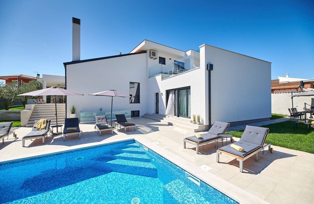 Villa Silver Sky with Pool