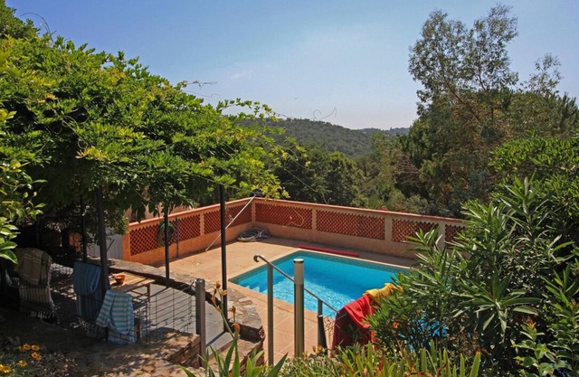 Villa sleeps 4, private pool with view, 15 min beach!