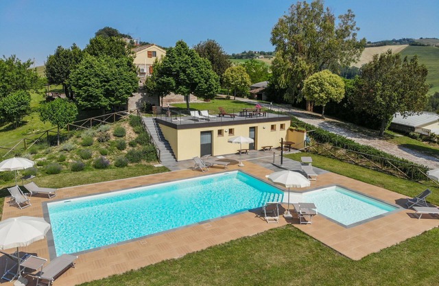 Villa aliento con piscina en las colinas de Fermo, a sólo 20 minutos de la costa del Adriático.