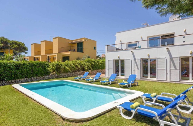 Villa Sol De Flandes: villa elegante cerca de la playa y las tiendas, con piscina, WiFi y aire acondicionado