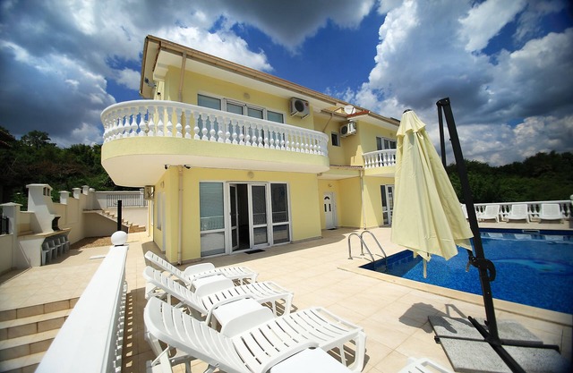 Villa Emloti Art-Decor & Fashion Boutique