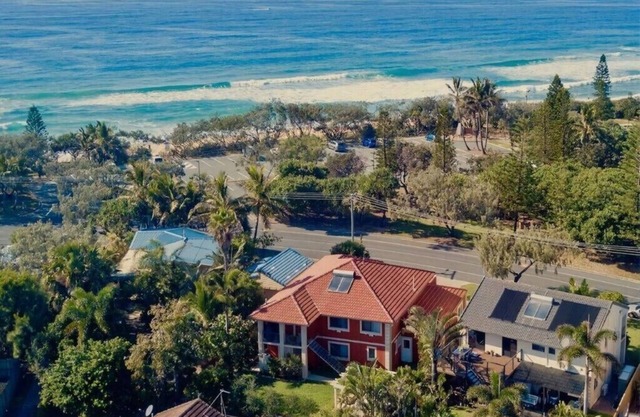 Villa Stay: 2 Private Spacious Rooms by Kawana patrolled Beach, Hospital & Shops