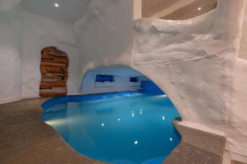 Villa Stonera by StayVista - Indoor pool, Mountain view, Outdoor firepit & A sprawling lawn for your perfect retreat