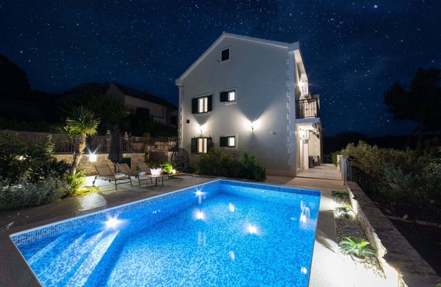Villa Sun Garden - 4 star villa with heated swimming pool, 50m from the sea