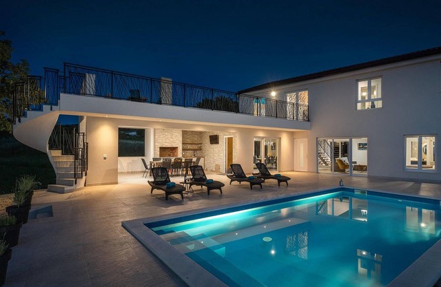 Villa Sunset Grusi is located in Bri.