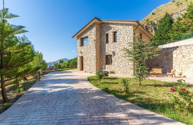 Villa inmersa en el bosque.