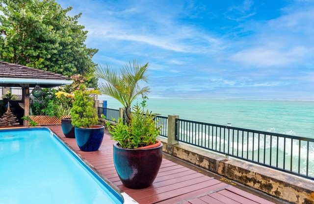 Villa Sunset Manaarii in Paea Pool & Beach