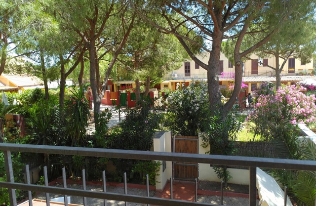 Villa rodeada de vegetación a tiro de piedra del mar