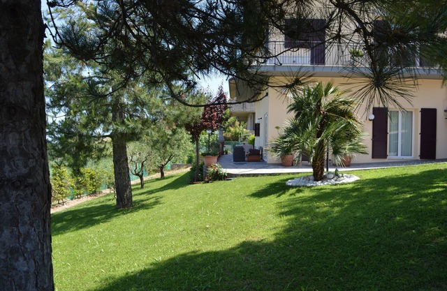 Villa rodeada de verdes colinas de las Marcas a solo 10 minutos del mar.