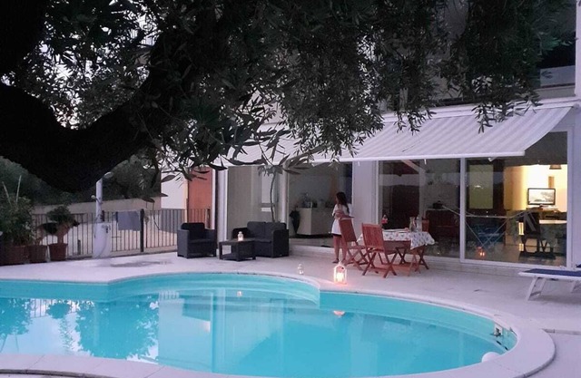 Villa rodeada de vegetación a pocos pasos del mar.