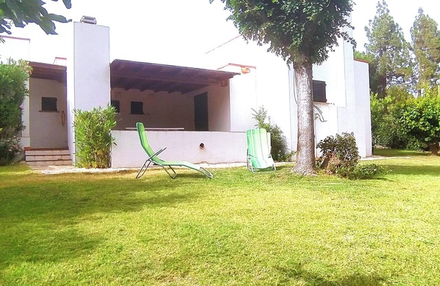 Villa rodeada de jardín 150mt. Lejos de una Larga Playa arenosa .