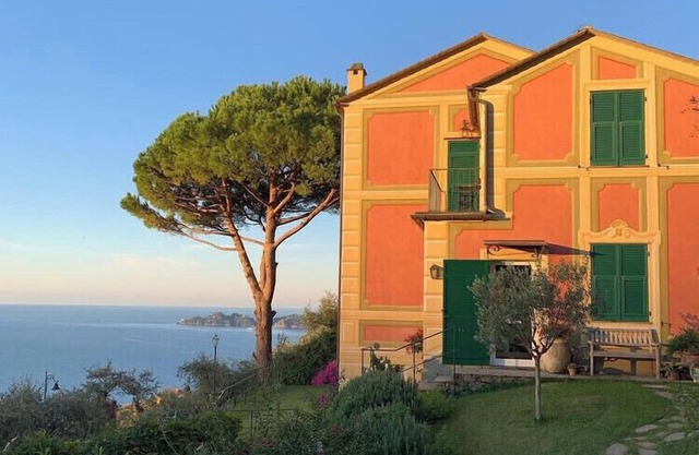 Villa rodeada de vegetación con vistas al mar sobre el Golfo de Portofino