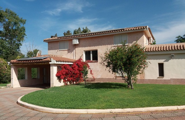 Villa rodeada de vegetación