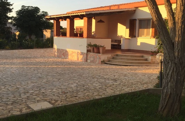 Villa surrounded by greenery a few steps from the sea