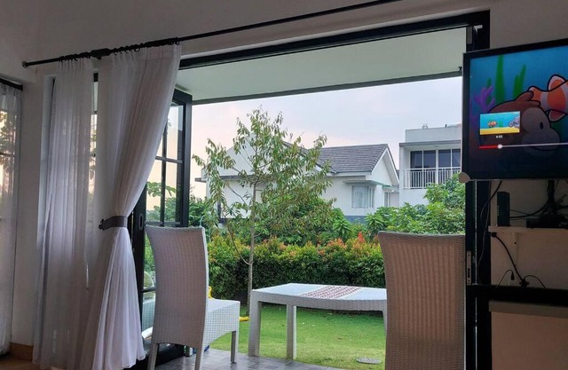 Villa Swandara Rancamaya With Netflix, Youtube, SmartTV and Nice Backyard