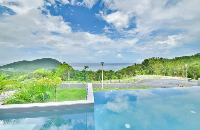 Villa Swell, sea view, infinity pool, neat decor and beach down the hill