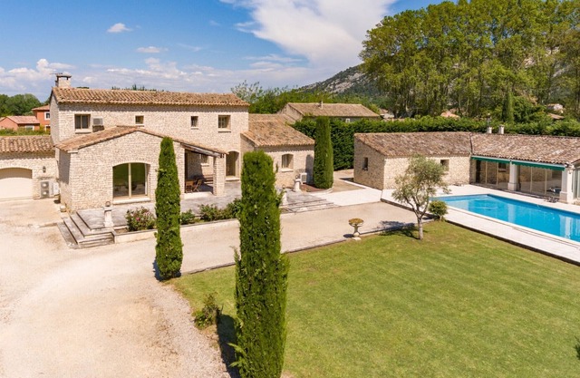 Villa Taillades, 4 bedrooms, 8 persons