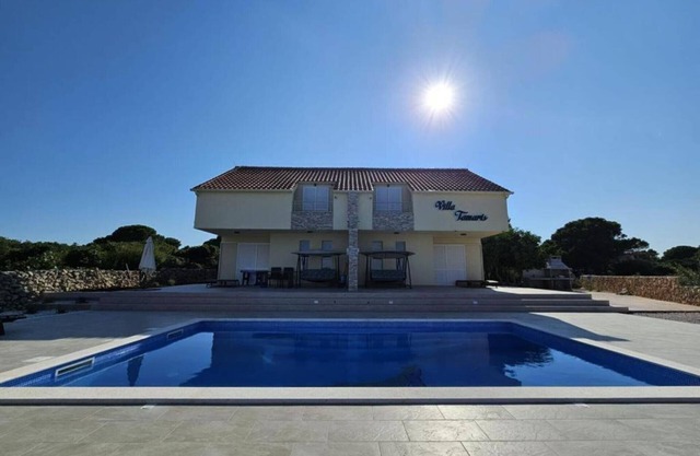Villa Tamaris - Two Bedroom Holiday Home with Terrace and Swimming pool