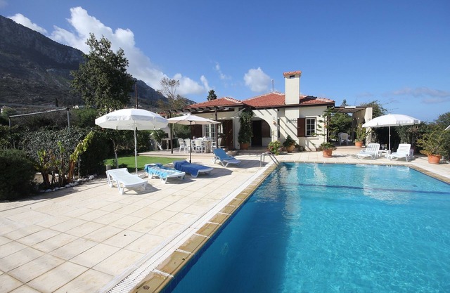 Villa con piscina privada y vistas al mar ya la montaña. Algunas vacaciones escolares disponibles