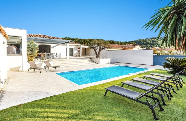 Villa Terre des Vins by Villa Plus