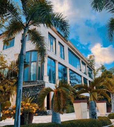 Villa Tesoros del Mar - Luxury Beachfront Villa with Natural Pool, Jacuzzi, Mountain Views, Yoga, BBQ, Wi-Fi, Pet & Family Friendly, Barahona Adventures