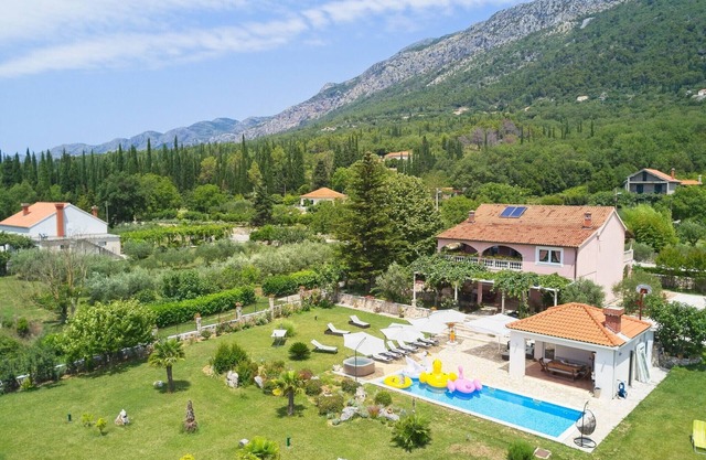 Villa Thousand Roses - Four-Bedroom Villa with Terrace and Swimming Pool
