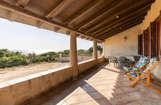 Villa Timbora en la playa con vista al mar, terraza