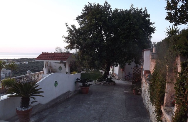 Villa a mil quinientos metros del mar situada en una colina panorámica.