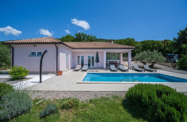 Villa Tomicich for 6 people with private pool & sea view - only 3 km from beach