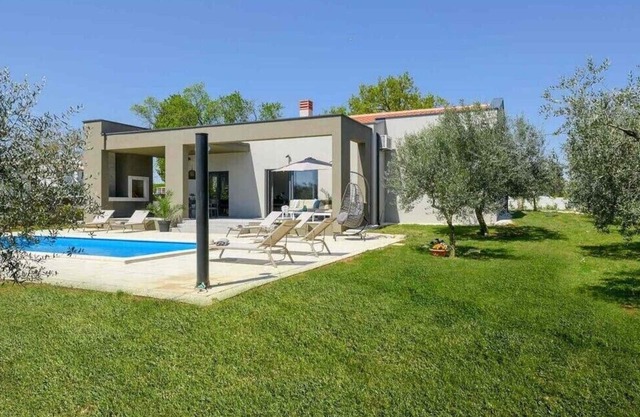 Villa Tonina: un elegante oasis familiar con piscina privada en el corazón de Istria