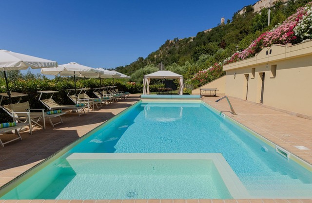 Torre Villa con piscina y vista al mar en las laderas de Ripatransone, en la tierra del vino Rosso Piceno