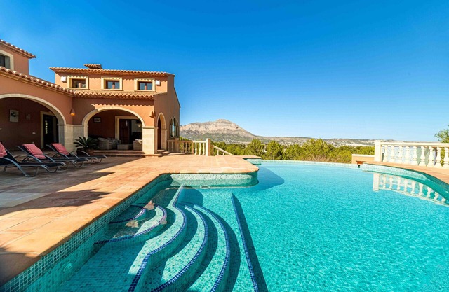 Villa Tosca Javea, con Piscina Privada, Terrazas, Jardín y Vistas Panoramicas