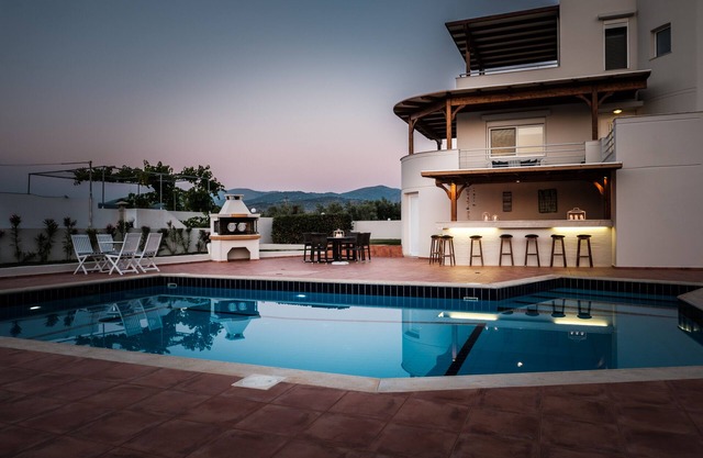 Villa Tritón con gran jardín, piscina privada y espectaculares vistas al mar, Creta oriental