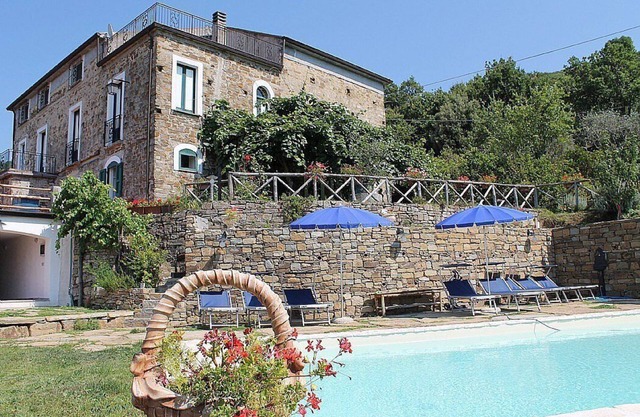 Villa Trotta: Una característica casa antigua de dos pisos hecha de piedra.