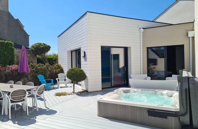 Villa Ty Mam'Goz, spa Brittany Santec, piscina cubierta, a 50 m de la playa.