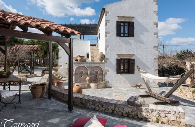 Villa Tzivaeri antigua mansión, gran patio privado, barbacoa, cerca del aeropuerto para 8+