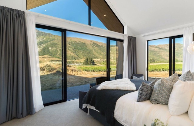 Villa Vale - Incredible 5 bedroom modern villa with vineyard vistas, perfectly located for ski adventures